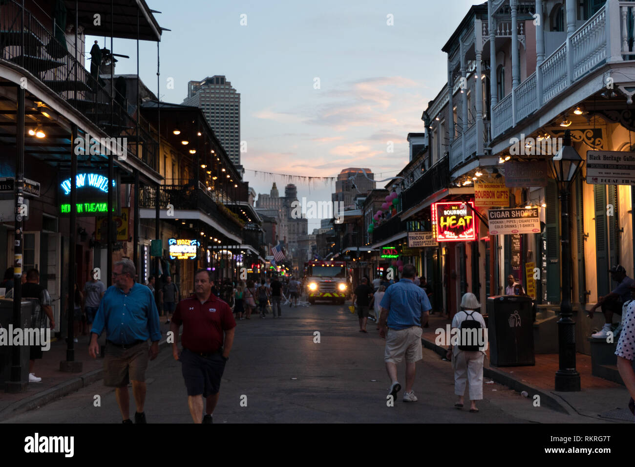 Bourbon Street nel Quartiere Francese di New Orleans, in Louisiana, Stati Uniti d'America. Vista urbano della città americana con vecchi edifici e persone wa Foto Stock
