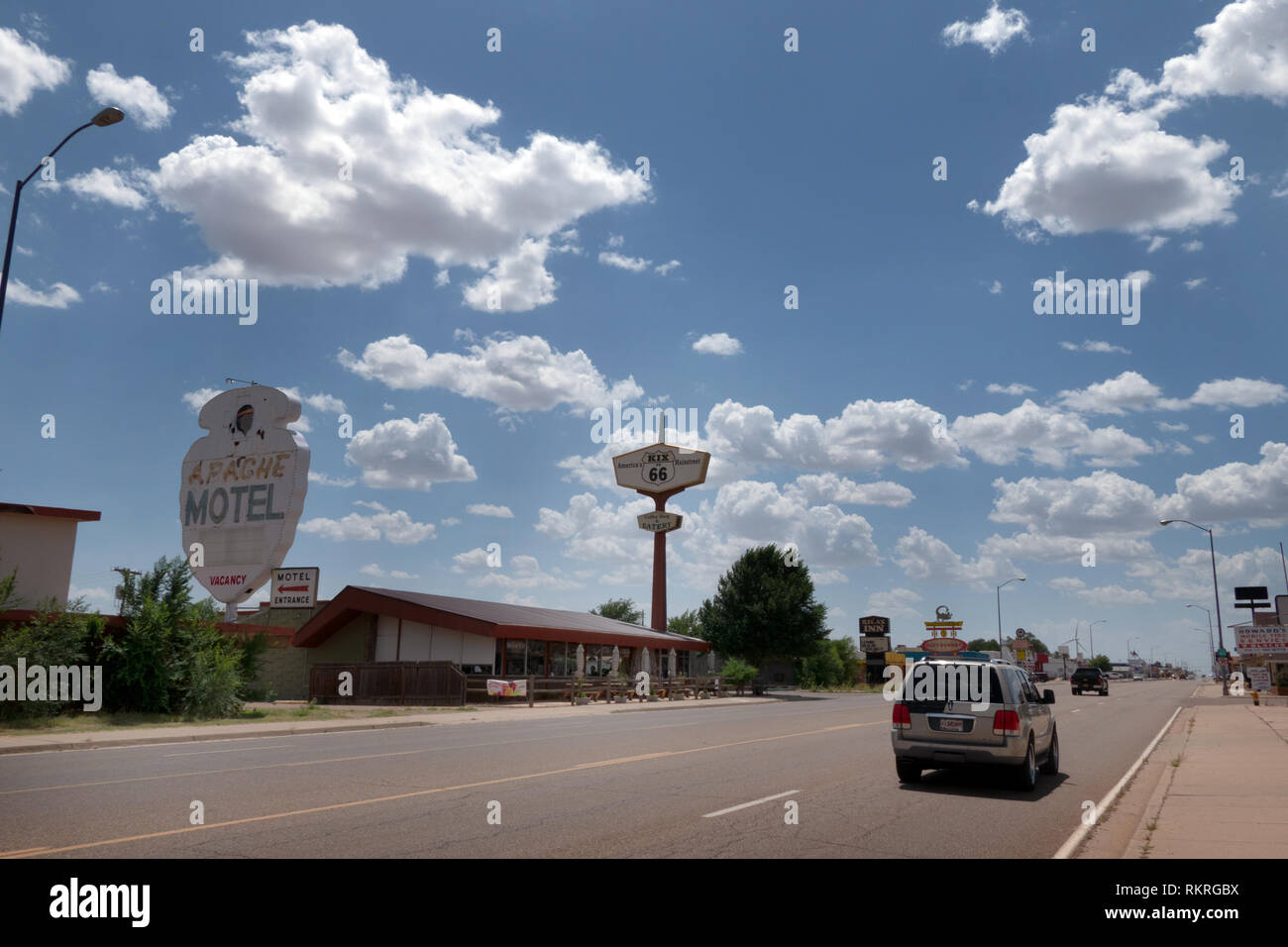 Vista di Tucumcari, Nuovo Messico, Stati Uniti d'America, lungo la mitica Route 66. Vista di una piccola cittadina americana nel sud-ovest STATI UNITI D'America sull'autostrada US. Foto Stock