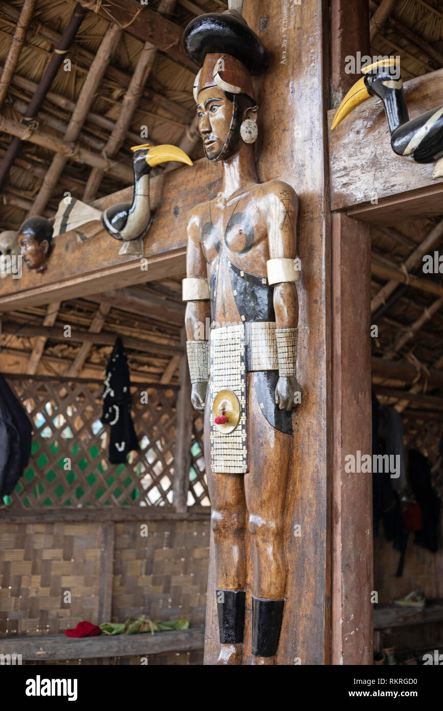 Scultura in legno della tribù uomo a Chang tribù capanna, Hornbill Festival Nagaland, India-2 Foto Stock