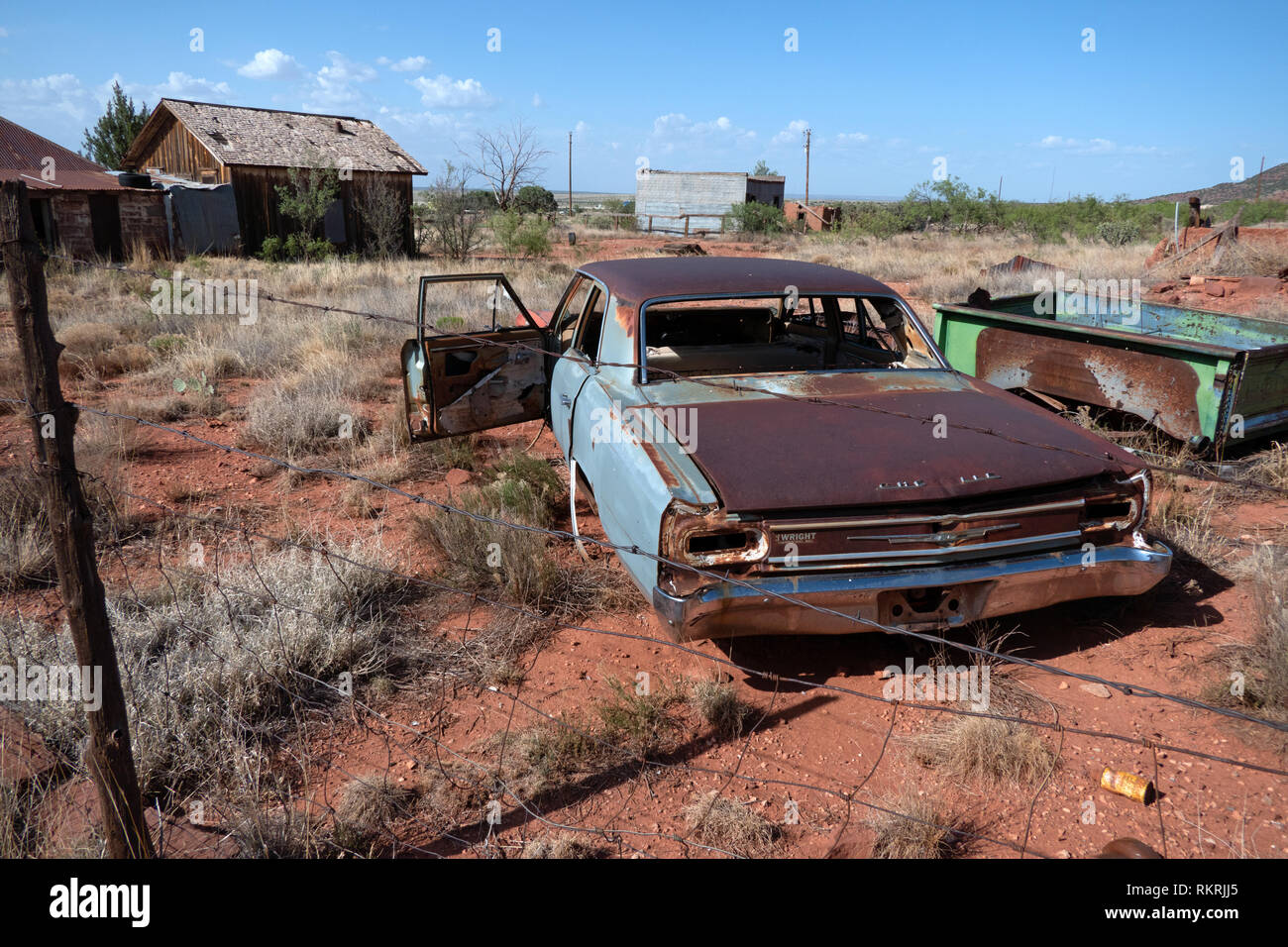 Edifici abbandonati in Cuervo, città fantasma del New Mexico, Stati Uniti d'America, lungo l'autostrada Interstate I-40. Vista di un piccolo villaggio americano Foto Stock