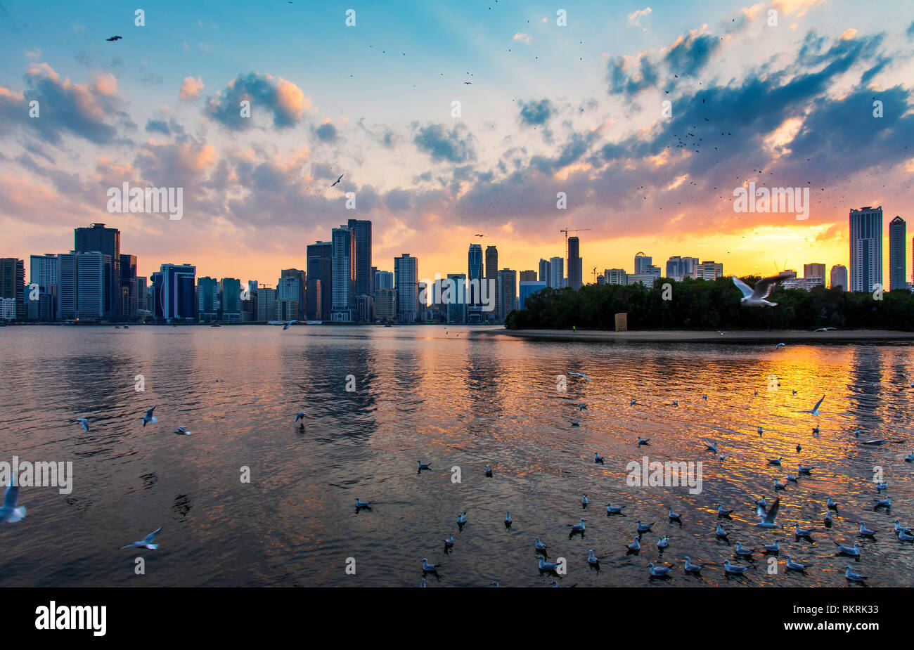 Bel tramonto su Emirato di Sharjah skyline nel Uinted Emirati arabi Foto Stock