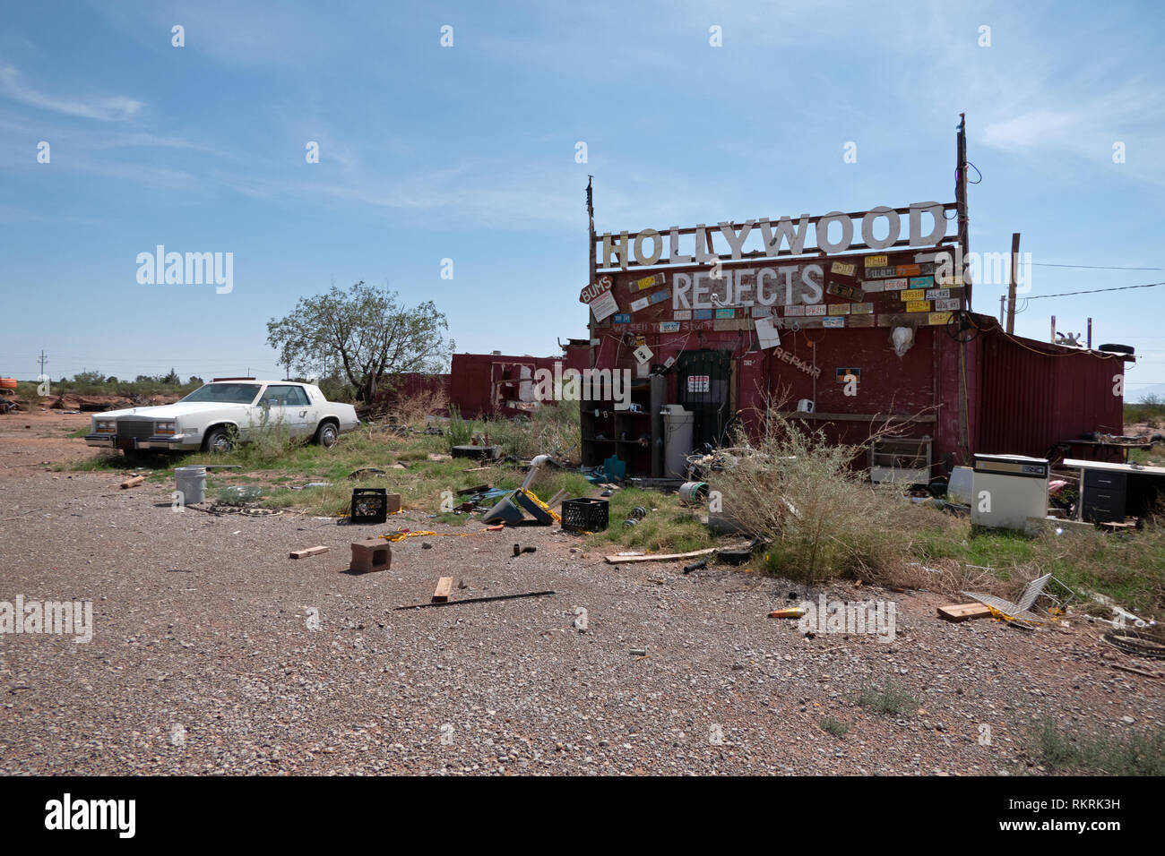 Rotto e danneggiato un auto classica in junkyard in Alamogordo, Nuovo Messico, Stati Uniti d'America. Abbandonato e disordinato shop NEGLI STATI UNITI Foto Stock