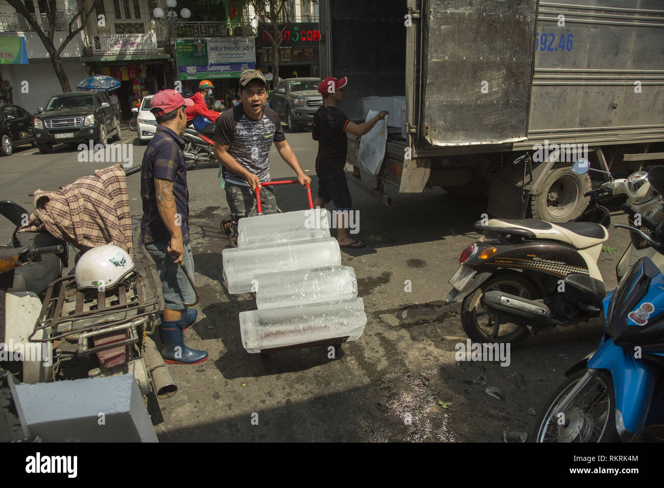 La consegna di blocchi di ghiaccio sul mercato in Ho Chi Minh, Vietnam Foto Stock