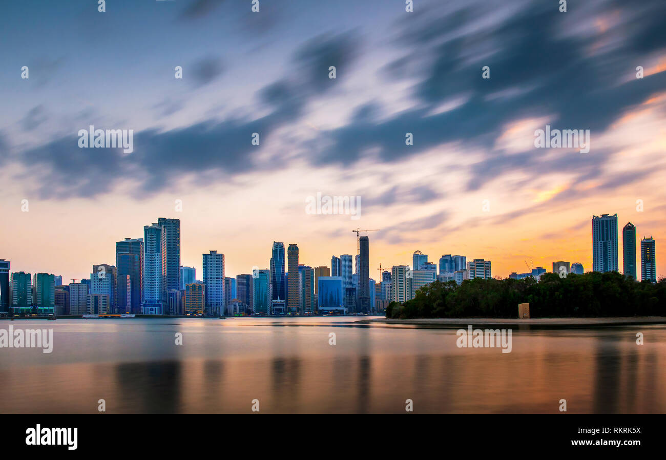 Bel tramonto su Emirato di Sharjah skyline nel Uinted Emirati arabi Foto Stock