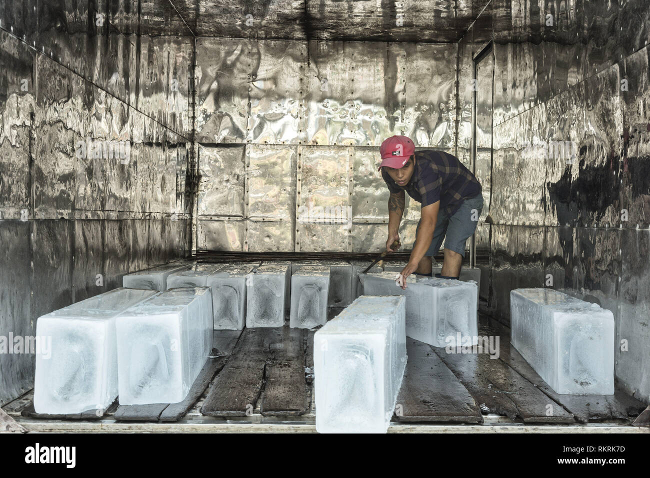 La consegna di blocchi di ghiaccio sul mercato in Ho Chi Minh, Vietnam Foto Stock