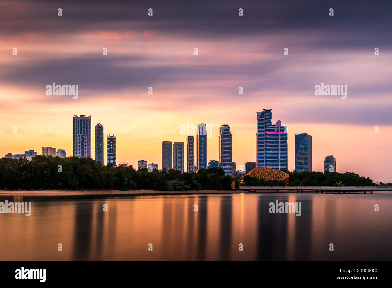 Sunset over Emirato di Sharjah nella Uinted Emirati Arabi lunga esposizione Foto Stock