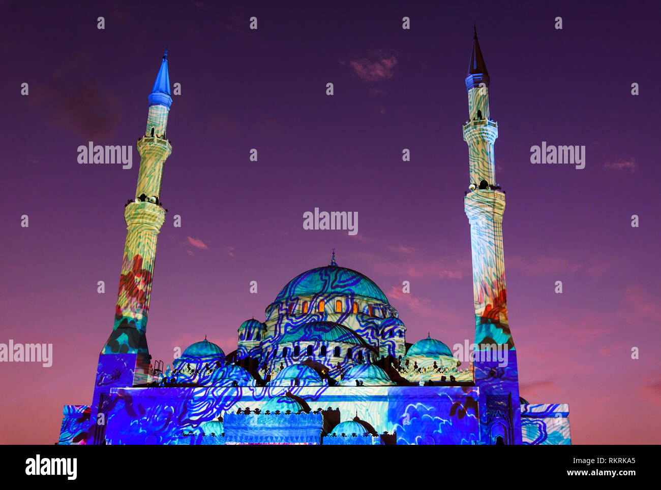 La moschea illuminata in Emirato di Sharjah durante il festival della luce Foto Stock