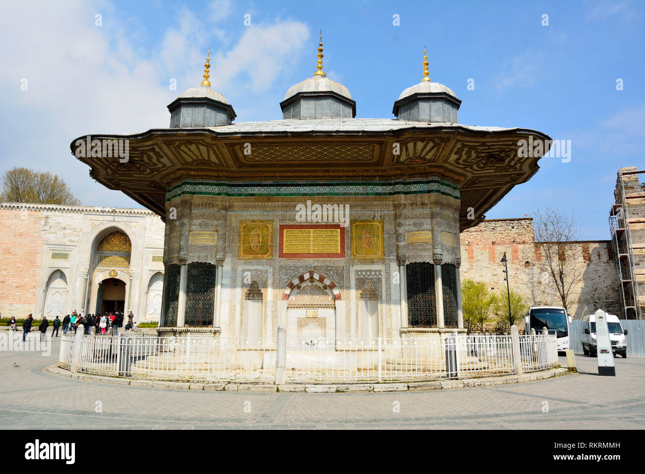 Istanbul, Turchia - 23 aprile 2017. La fontana del Sultano Ahmed III, situato di fronte al Gate Imperiale del Palazzo Topkapi a Istanbul, con persone. Foto Stock