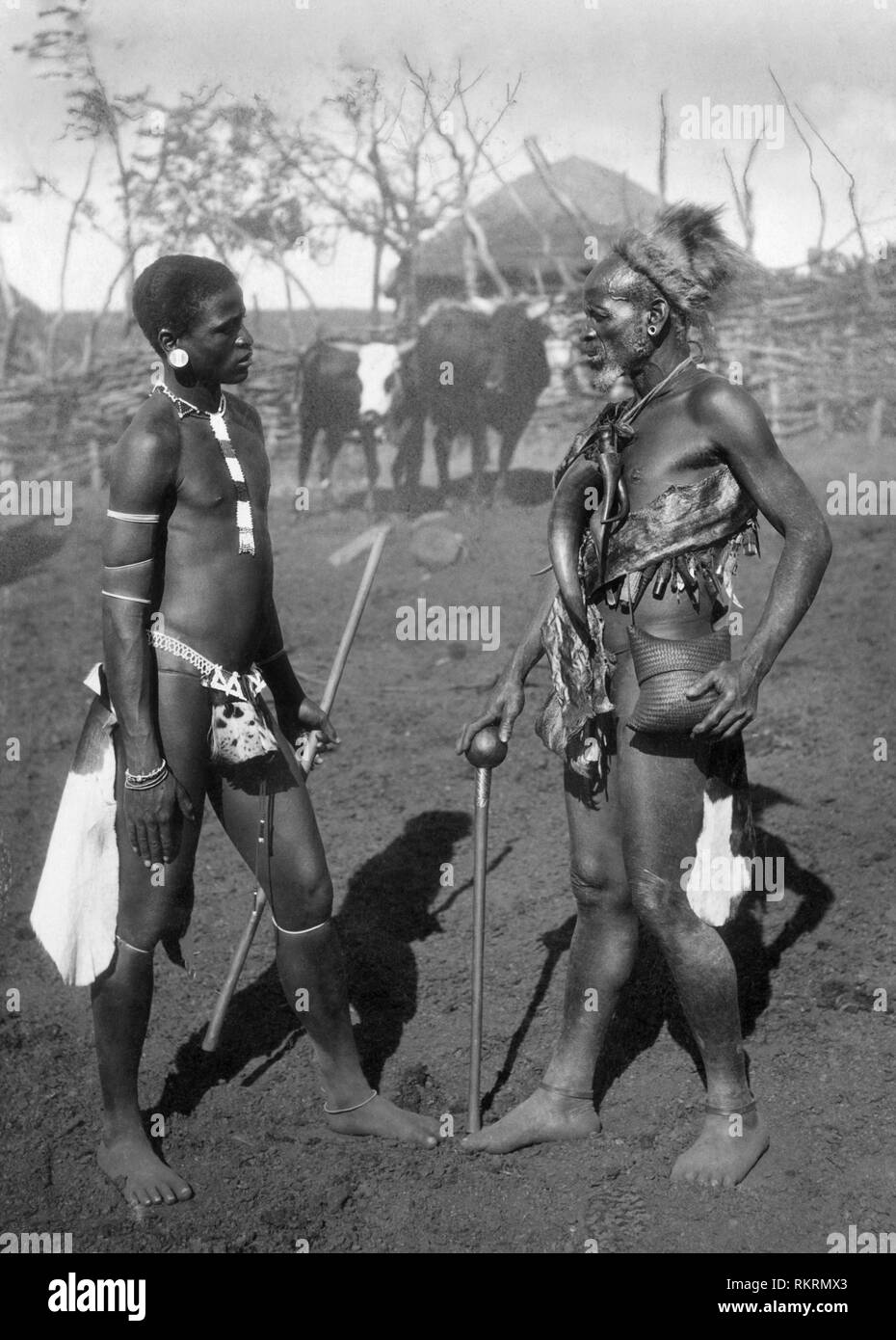 Stregone e un giovane zulu, zululand, sud africa africa 1927 Foto Stock
