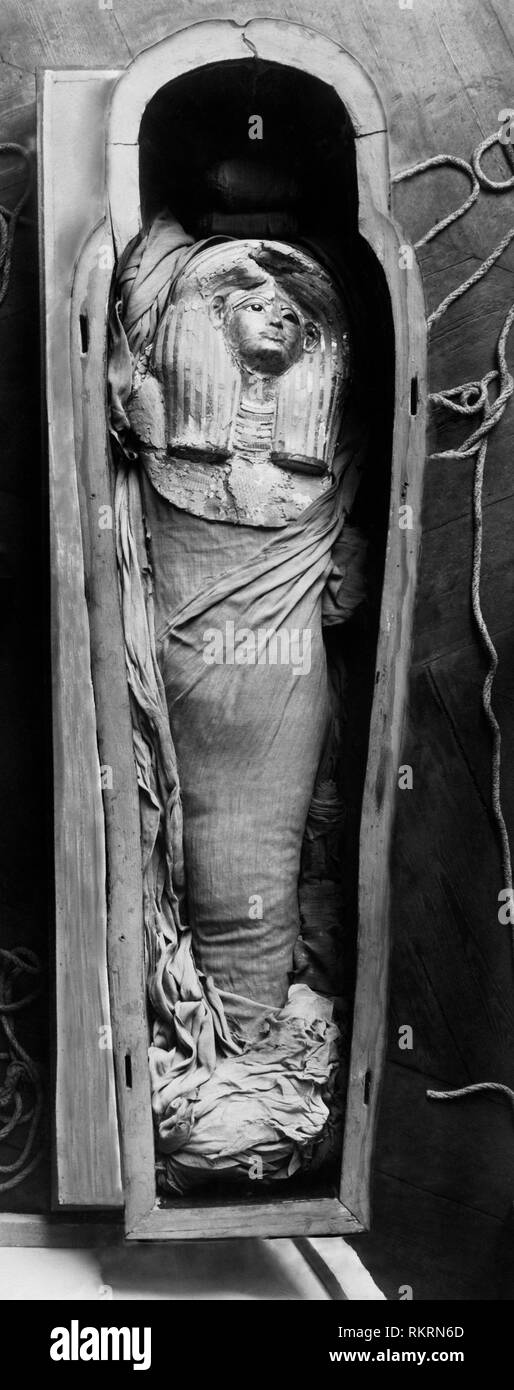 Africa, Egitto, Necropoli di Tebe, Deir el-Medina, la mummia di merito, moglie di Kha, 1906 Foto Stock
