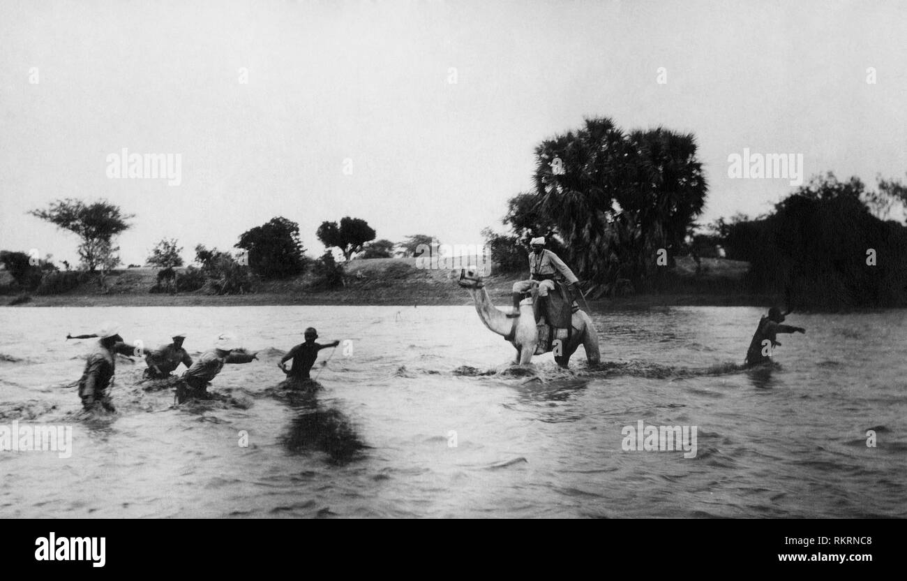 Africa, eritrea, gasc attraversando il fiume in piena, 1920-30 Foto Stock