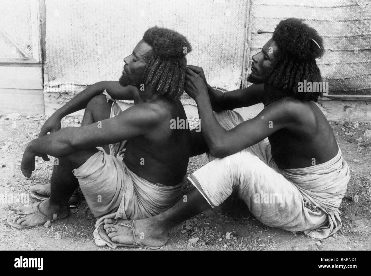 Africa, Eritrea, due giovani Habab cura meticolosamente la pettinatura, 1910-20 Foto Stock