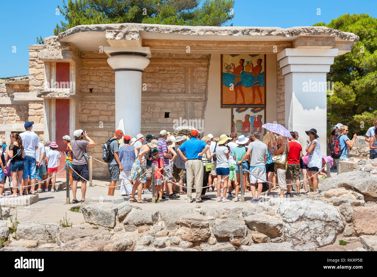 Gruppo turistico per un tour guidato nel Palazzo di Knossos. Vicino a sud Propylaeum con processione affresco. Heraklion. Creta, Grecia Foto Stock