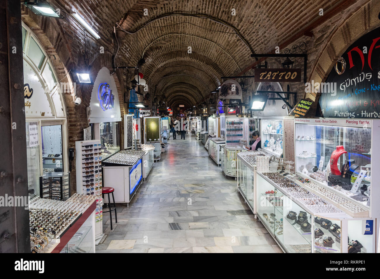 Izmir, Turchia - 25 gennaio 2019. Vista interna di Kizlaragasi Han caravanserai ad Izmir, con contatori e persone. Foto Stock