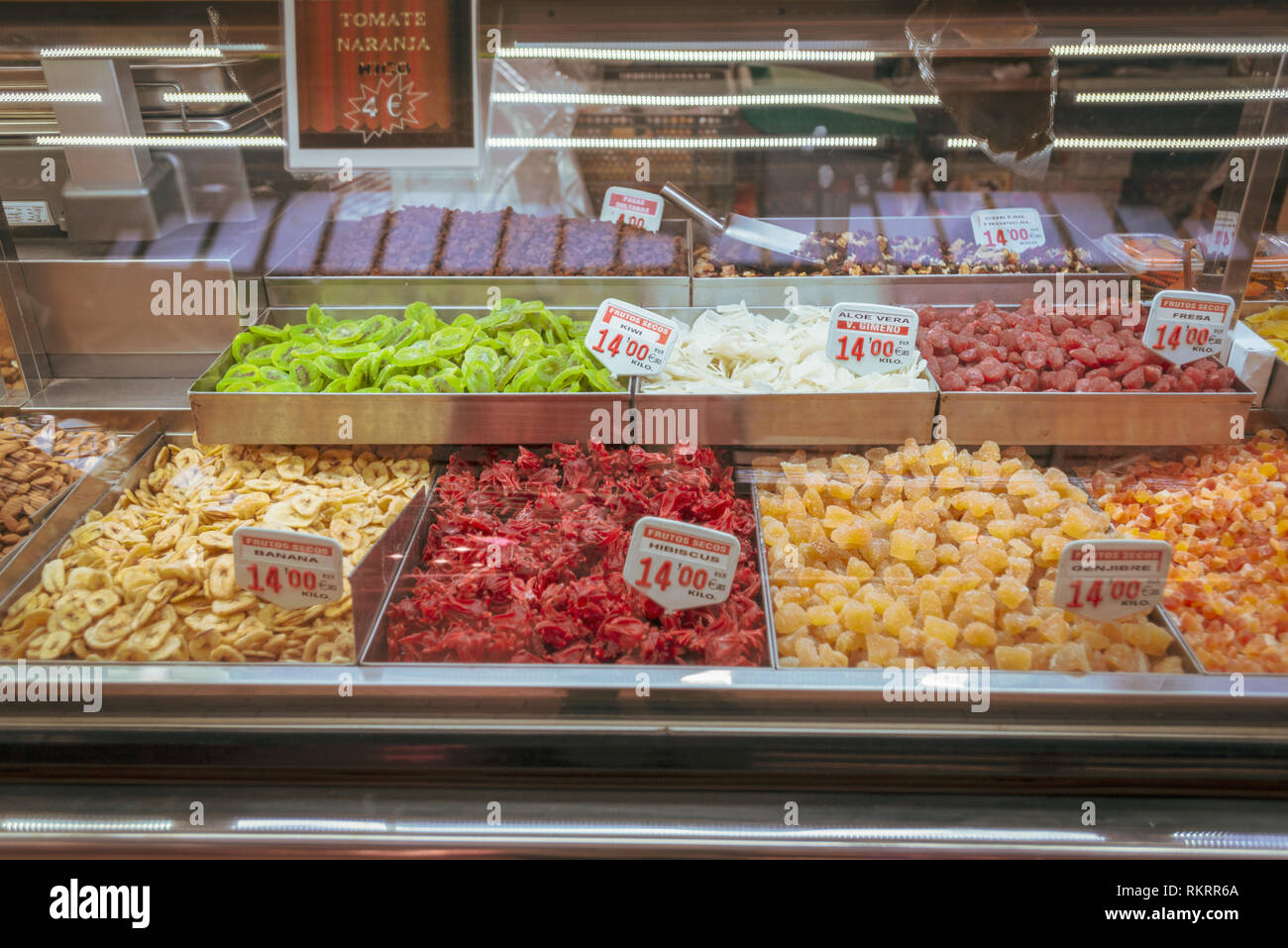 Frutta secca per la vendita su un mercato in stallo all'interno del Mercato Centrale, Mercado Central, a Valencia, in Spagna. Foto Stock