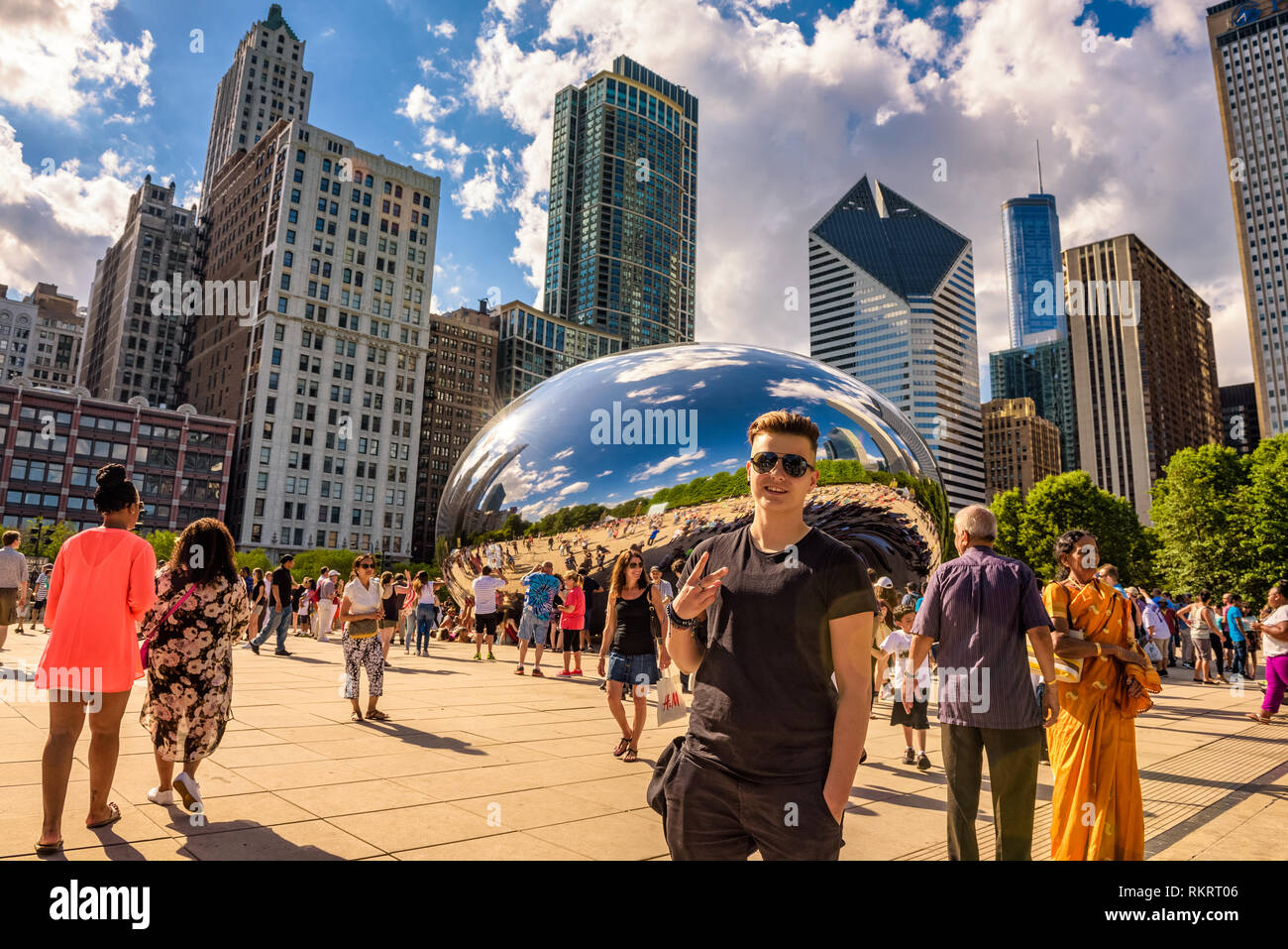 Turisti nel Millennium Park intorno al Cloud Gate in Chicago Foto Stock