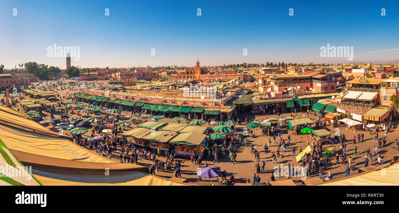 Vista la trafficata piazza Jamaa el Fna piazza del mercato di Marrakech, Marocco Foto Stock
