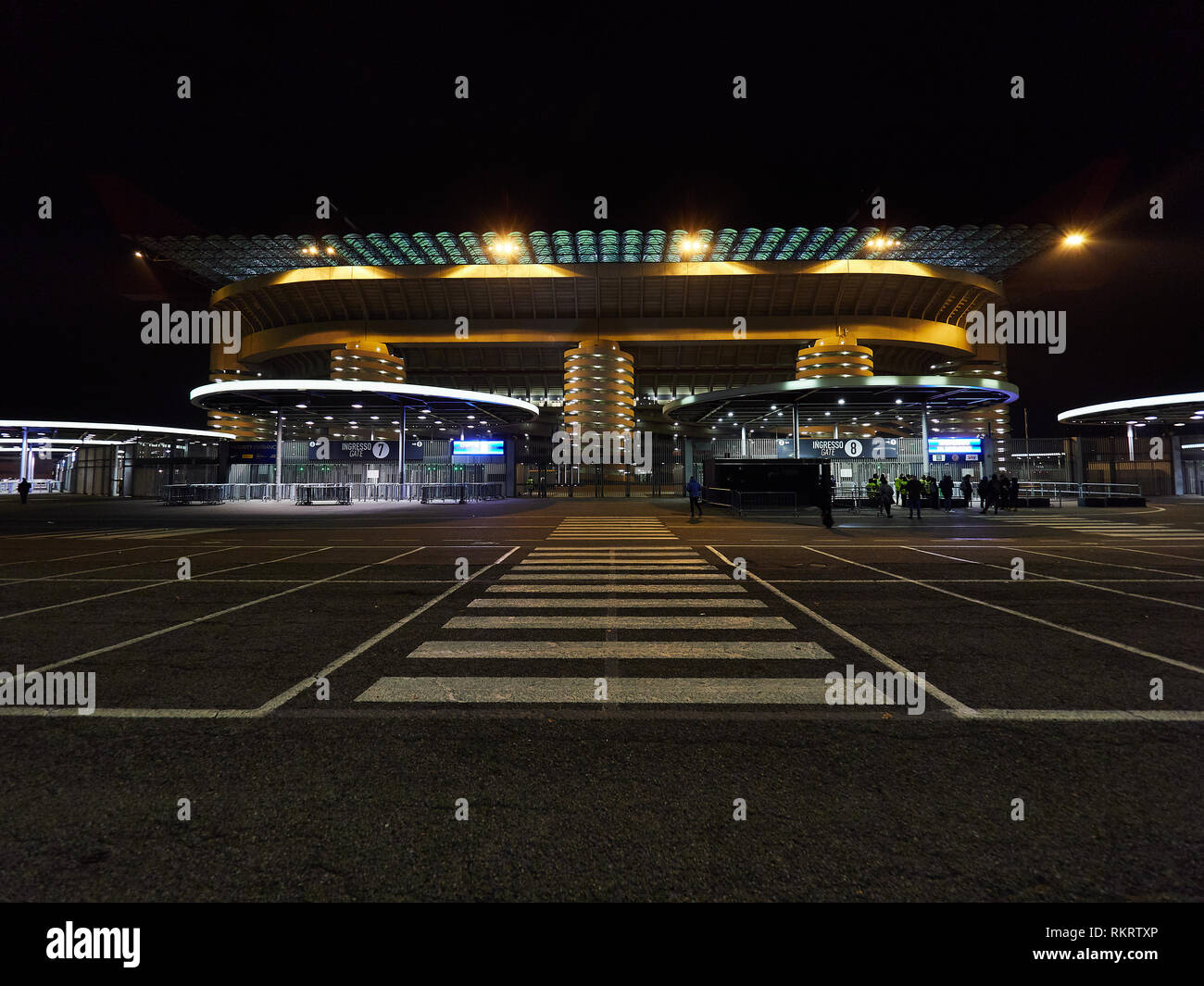 Stadio San Siro casa di Inter e Milan Football Club di Calcio in Milano Italia di notte. È anche noto come Giuseppe Meazza. Foto Stock