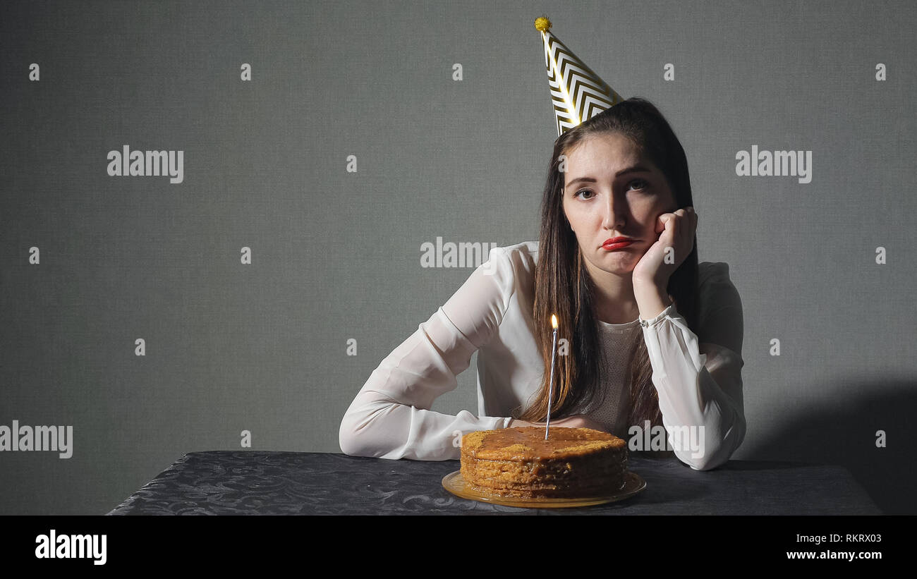 Triste Lonely Woman In Parte Hat Festeggia Il Compleanno Da Solo Foto Stock Alamy