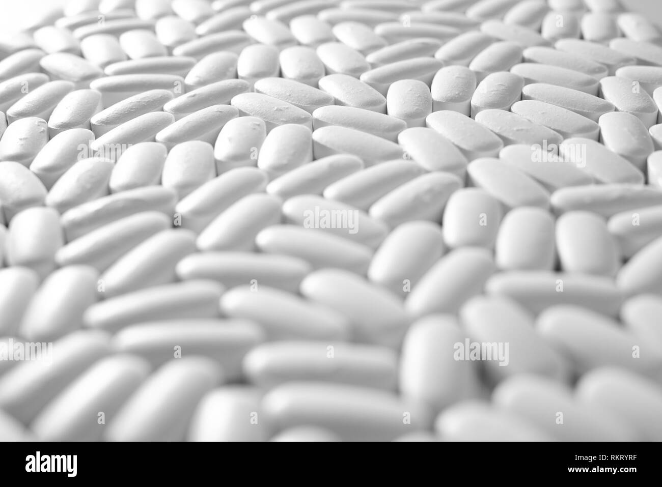 Macro Close-up di molte pillole di bianco, concetto di medicazione Foto Stock