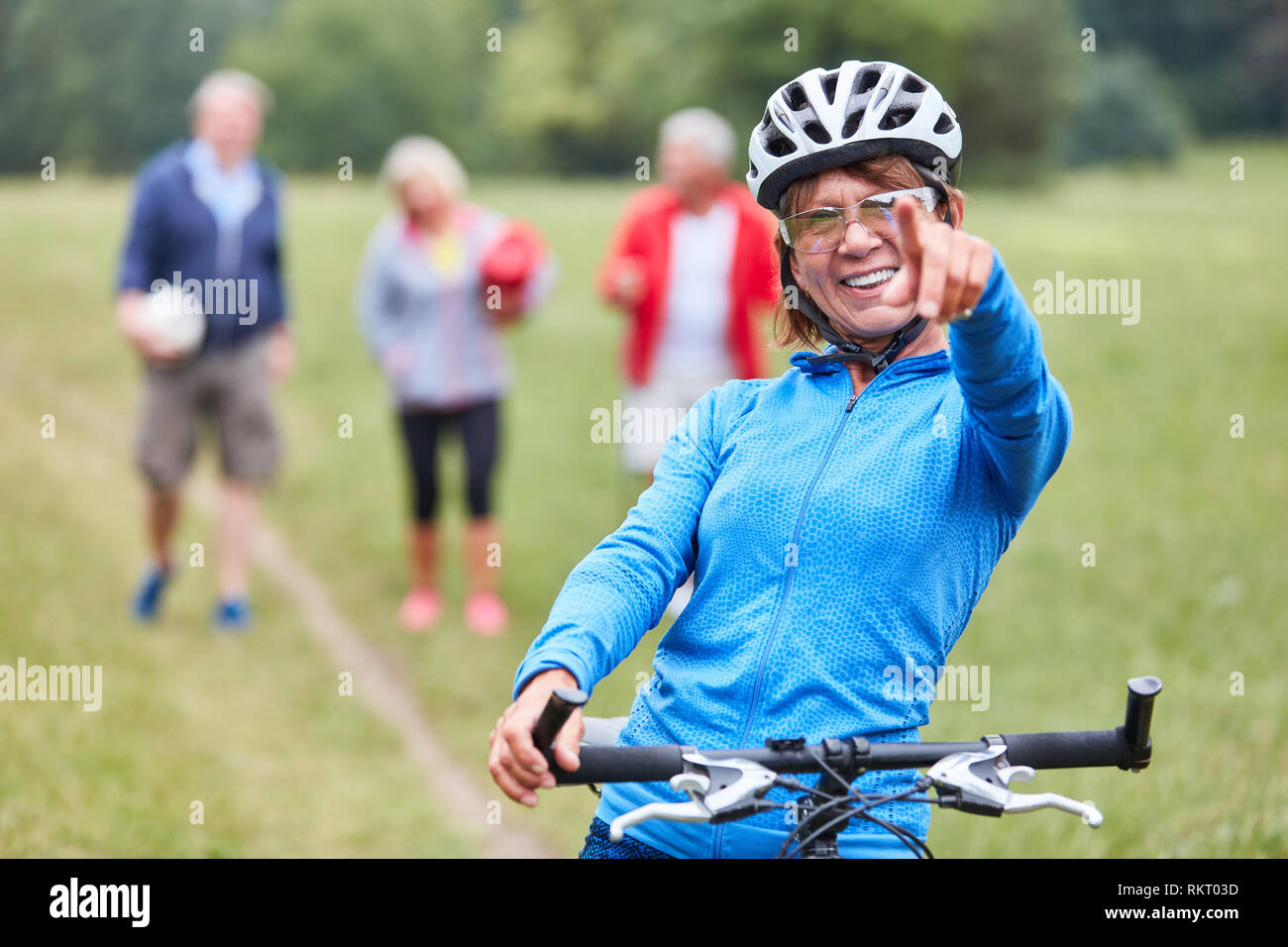 Sportivo da donna senior su una mountain bike piena di motivazione e vitalità Foto Stock