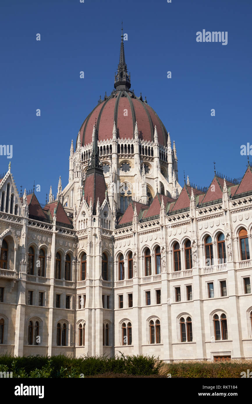 Parlamento ungherese edificio con la sua cupola centrale, Budapest, Ungheria. Foto Stock