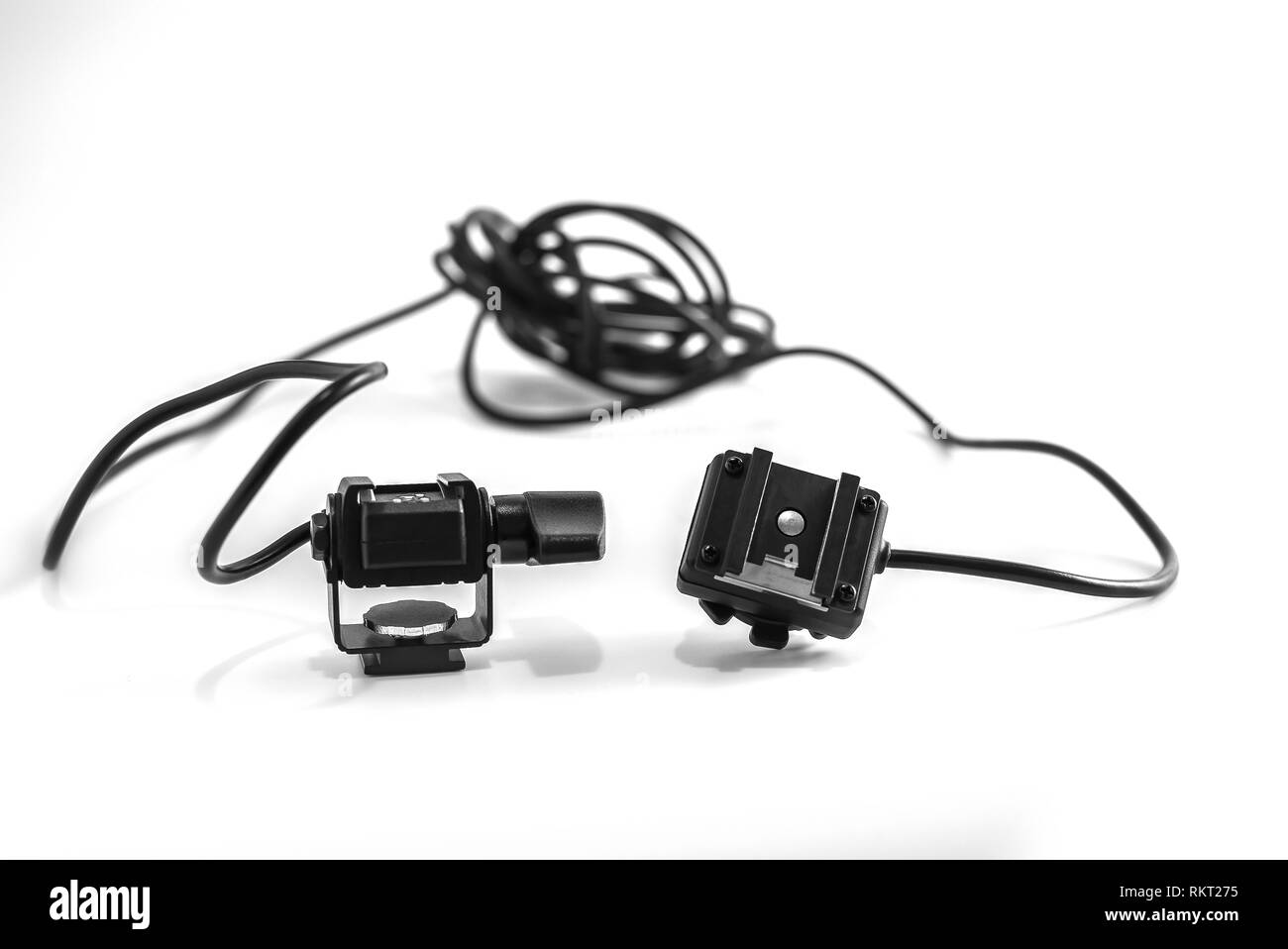 Primo piano dettaglio di un flash professionale del connettore per il cavo per il fotografo con un didital fotocamera reflex digitale, isolati su sfondo bianco. Foto Stock