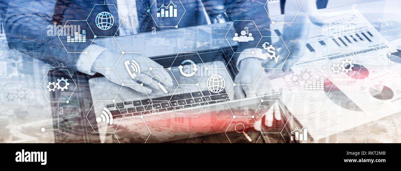 La doppia esposizione dei supporti misti. Gli schemi e le icone sulla schermata di ologramma. La gente di affari e moderna città sullo sfondo Foto Stock