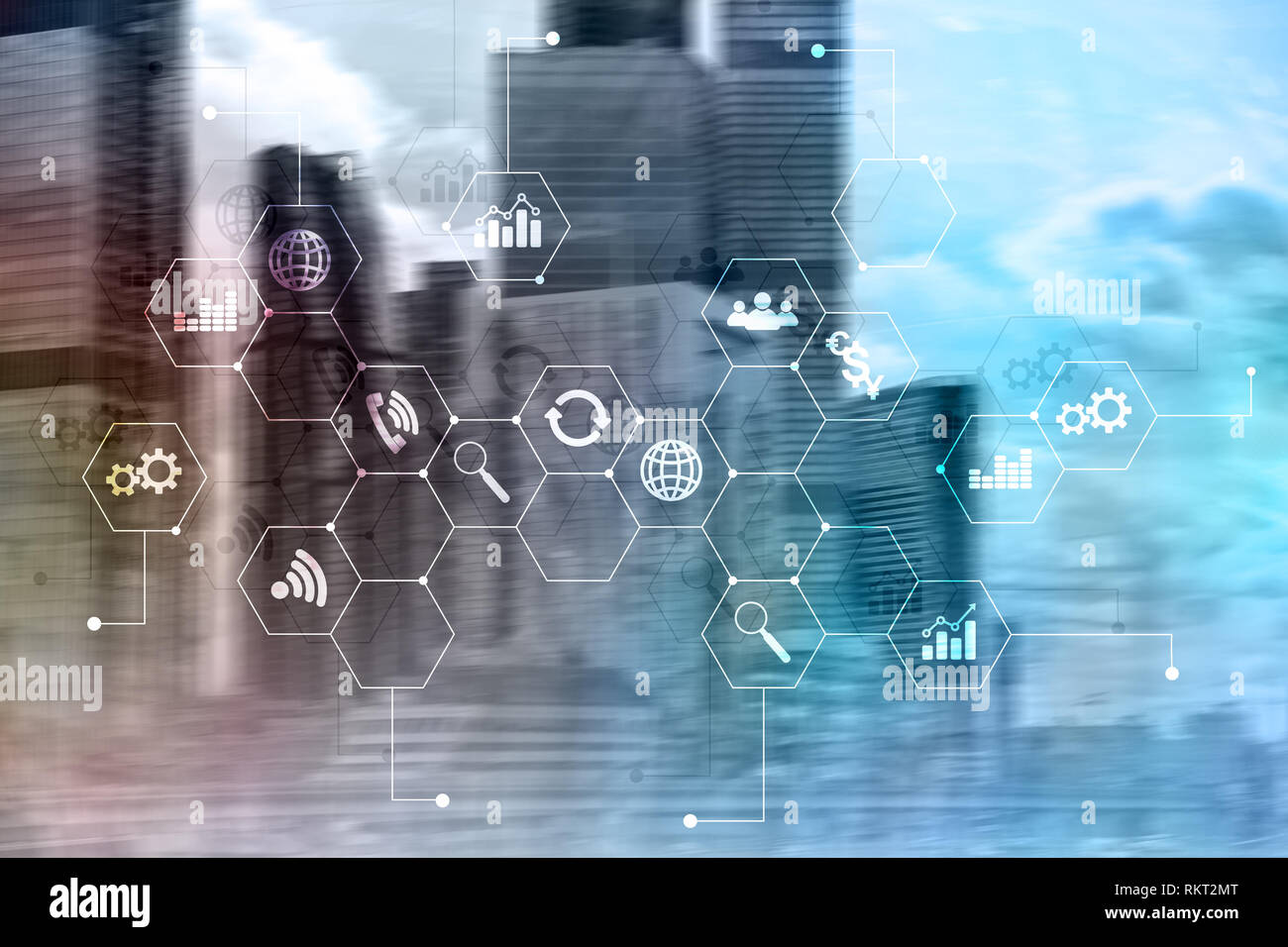 La doppia esposizione dei supporti misti. Gli schemi e le icone sulla schermata di ologramma. La gente di affari e moderna città sullo sfondo Foto Stock