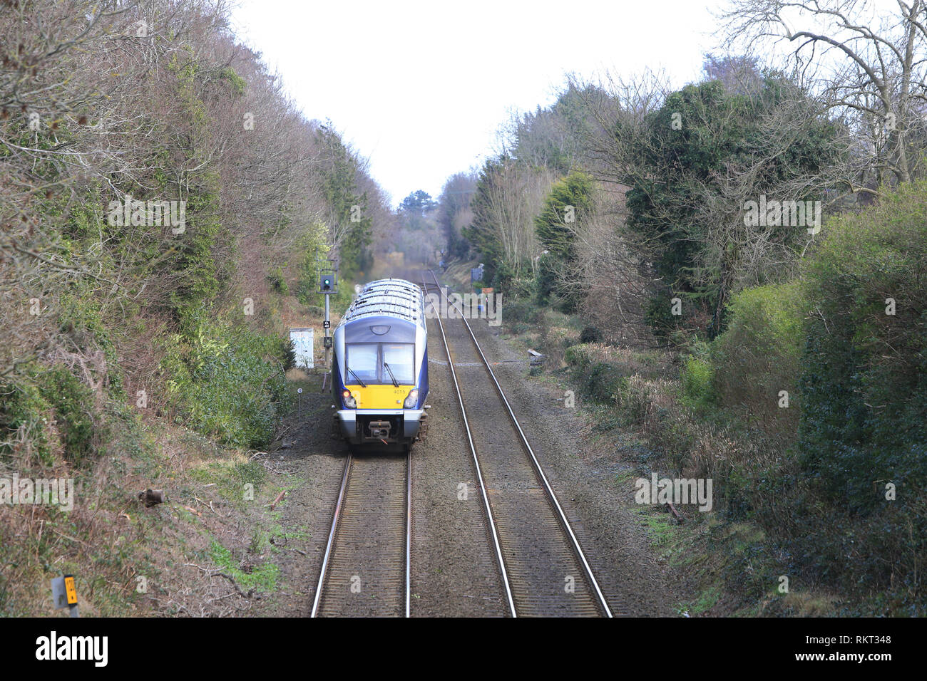 Il Belfast a Bangor linea ferroviaria a Cultra, County Down, Irlanda del Nord. La classe 4000 è un tipo di gasolio di più unità in servizio con NI Ferrovie. Anche se i treni sono esternamente simili all'C3K flotta, internamente hanno differenze significative. Ogni tre auto-treno ha una capienza di 212,[8] con un minor numero di tabella di baie e extra sala permanente.[6] hanno un wc rispetto al C3K sono due.[8] hanno un nuovo sistema di trazione con un MTU 390kW motore che fornisce alimentazione a entrambi i motori di trazione e generatori ausiliari. Con un treno essendo a quattro tonnellate più leggero rispetto a C3k unit Foto Stock