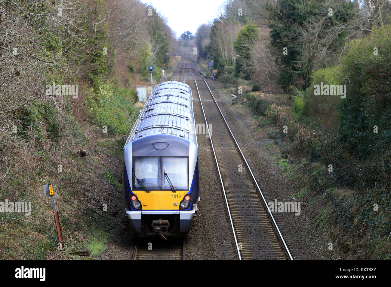 Il Belfast a Bangor linea ferroviaria a Cultra, County Down, Irlanda del Nord. La classe 4000 è un tipo di gasolio di più unità in servizio con NI Ferrovie. Anche se i treni sono esternamente simili all'C3K flotta, internamente hanno differenze significative. Ogni tre auto-treno ha una capienza di 212,[8] con un minor numero di tabella di baie e extra sala permanente.[6] hanno un wc rispetto al C3K sono due.[8] hanno un nuovo sistema di trazione con un MTU 390kW motore che fornisce alimentazione a entrambi i motori di trazione e generatori ausiliari. Con un treno essendo a quattro tonnellate più leggero rispetto a C3k unit Foto Stock