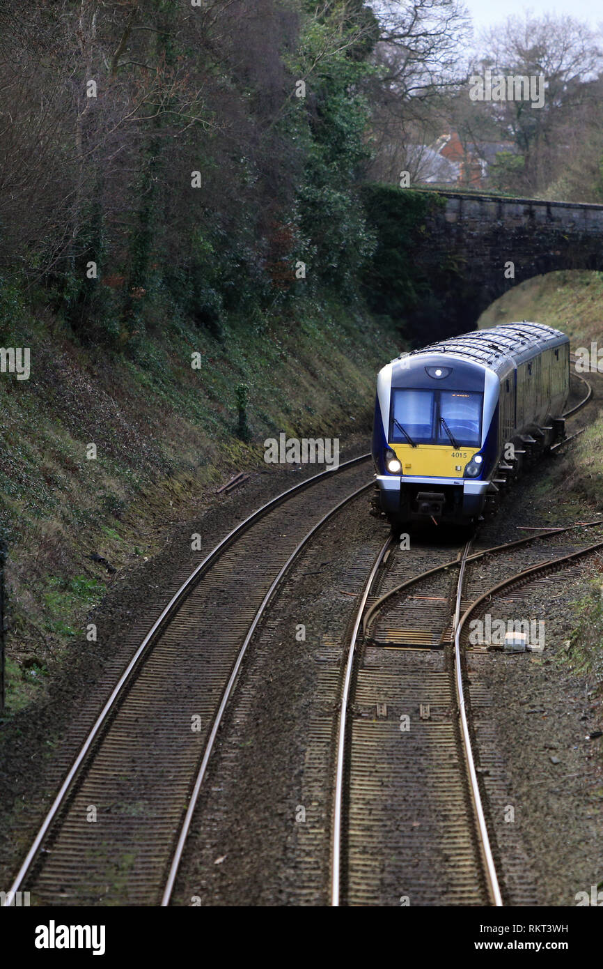 Il Belfast a Bangor linea ferroviaria a Cultra, County Down, Irlanda del Nord. La classe 4000 è un tipo di gasolio di più unità in servizio con NI Ferrovie. Anche se i treni sono esternamente simili all'C3K flotta, internamente hanno differenze significative. Ogni tre auto-treno ha una capienza di 212,[8] con un minor numero di tabella di baie e extra sala permanente.[6] hanno un wc rispetto al C3K sono due.[8] hanno un nuovo sistema di trazione con un MTU 390kW motore che fornisce alimentazione a entrambi i motori di trazione e generatori ausiliari. Con un treno essendo a quattro tonnellate più leggero rispetto a C3k unit Foto Stock