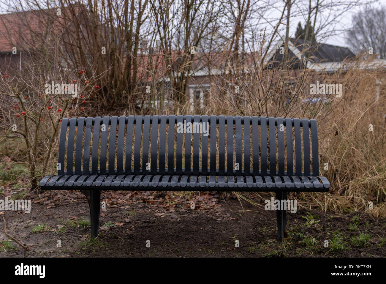 Banco di metallo design in un parco pubblico per le persone a sedersi su. realizzato per il riposo e godersi la vista. Foto Stock
