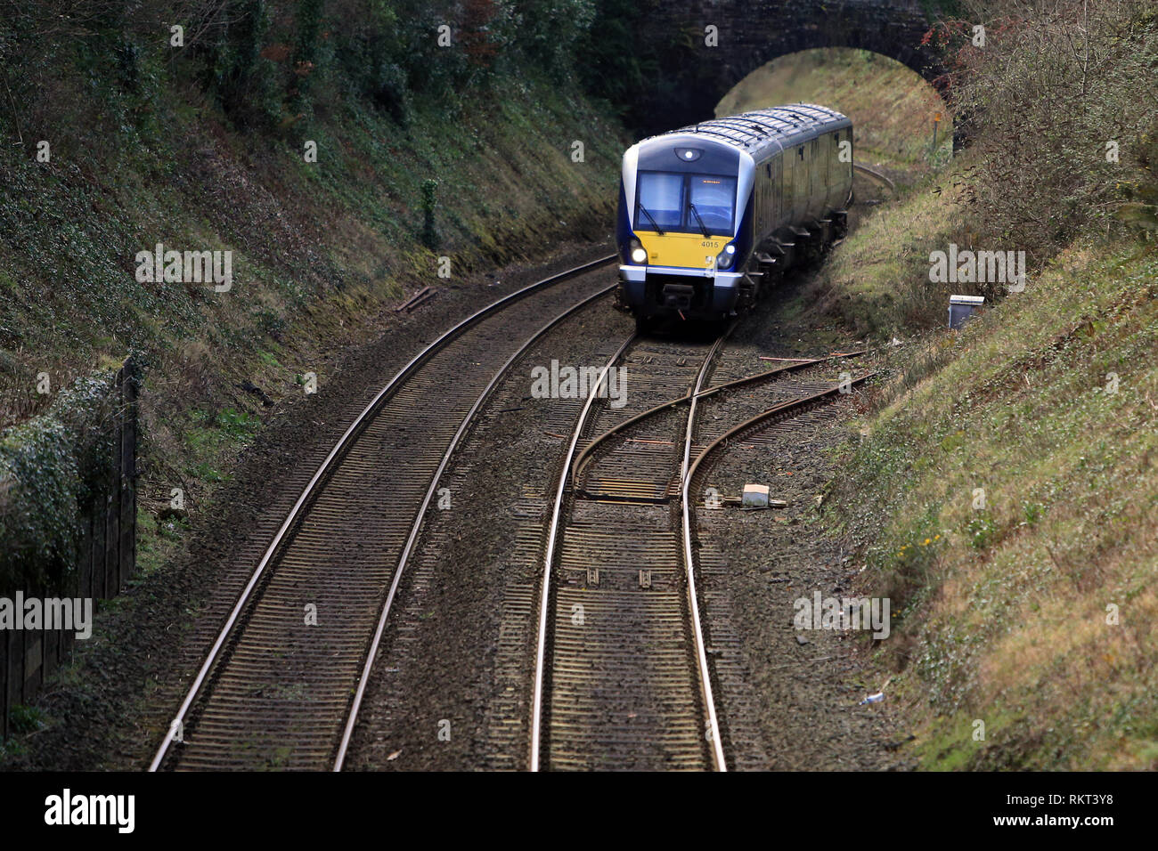 Il Belfast a Bangor linea ferroviaria a Cultra, County Down, Irlanda del Nord. La classe 4000 è un tipo di gasolio di più unità in servizio con NI Ferrovie. Anche se i treni sono esternamente simili all'C3K flotta, internamente hanno differenze significative. Ogni tre auto-treno ha una capienza di 212,[8] con un minor numero di tabella di baie e extra sala permanente.[6] hanno un wc rispetto al C3K sono due.[8] hanno un nuovo sistema di trazione con un MTU 390kW motore che fornisce alimentazione a entrambi i motori di trazione e generatori ausiliari. Con un treno essendo a quattro tonnellate più leggero rispetto a C3k unit Foto Stock