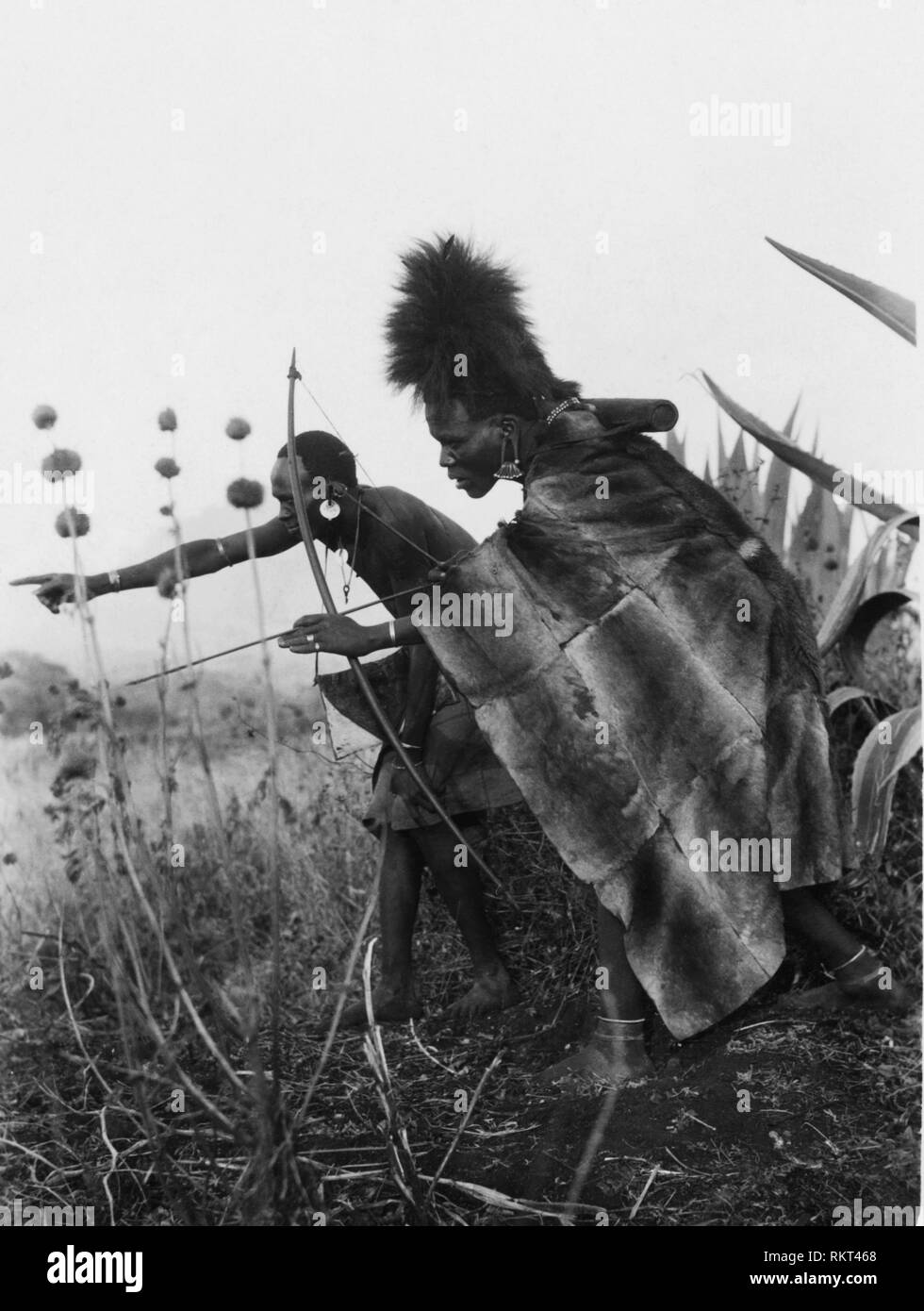 Africa, Kenya, indigeni a caccia con arco e frecce, 1930 Foto Stock