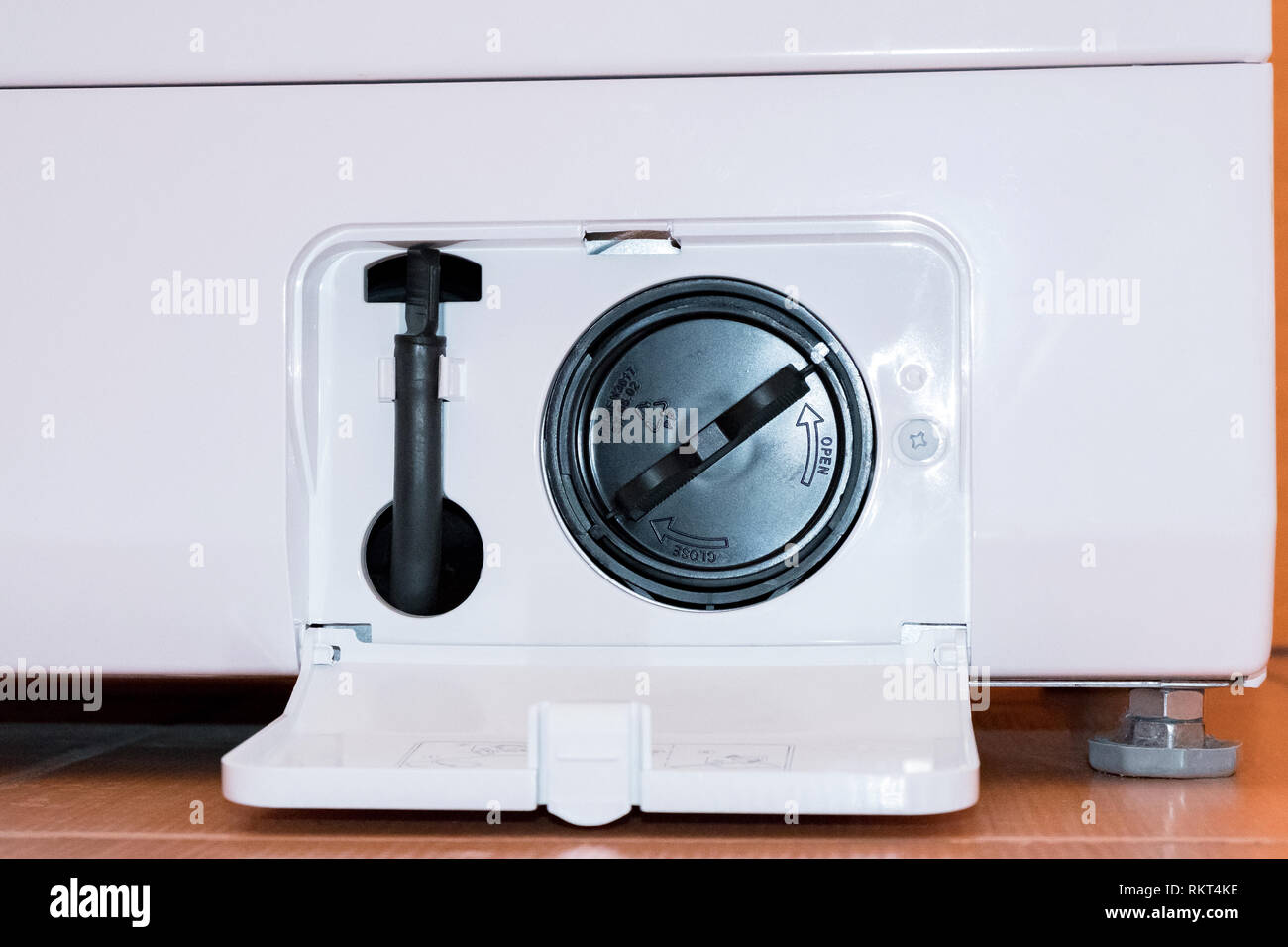 Filtro per lavatrice. Vista dal basso. Piastrella arancione Foto Stock