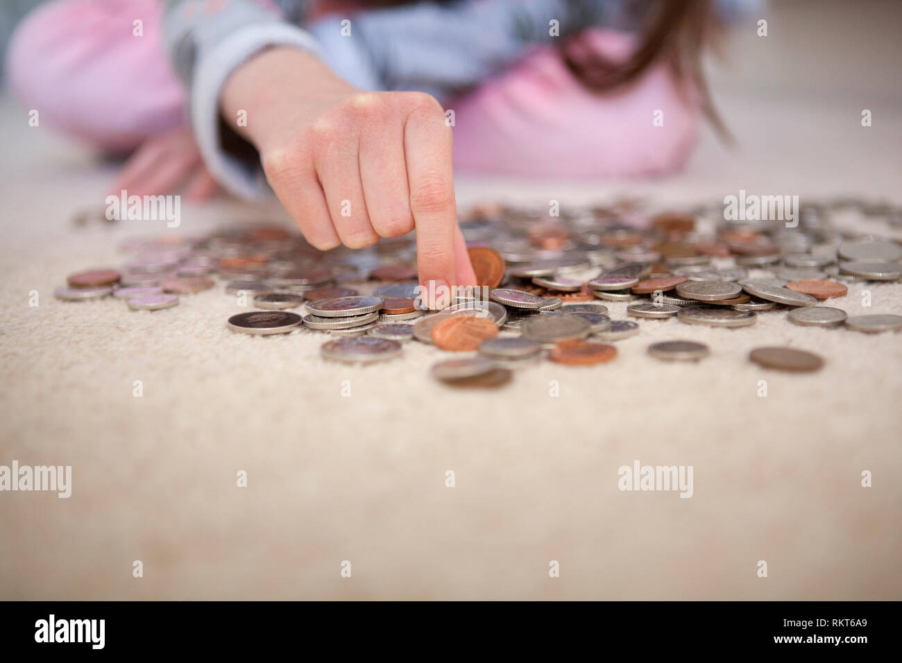 Bambino a contare il denaro in tasca monete Foto Stock