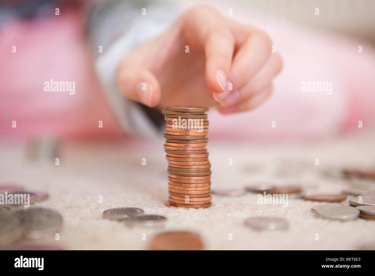 Bambino monete di impilamento di pocket money Foto Stock