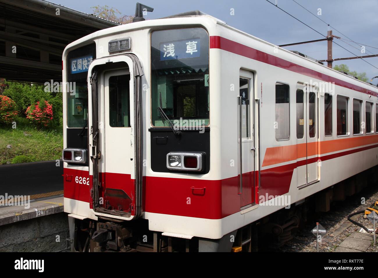 NIKKO, Giappone - 6 maggio: Tobu convogli ferroviari a maggio su 6, 2012 in Nikko, Giappone. Tobu Railway è uno dei principali treni pendolari società in Giappone con 1.3 trillio Foto Stock