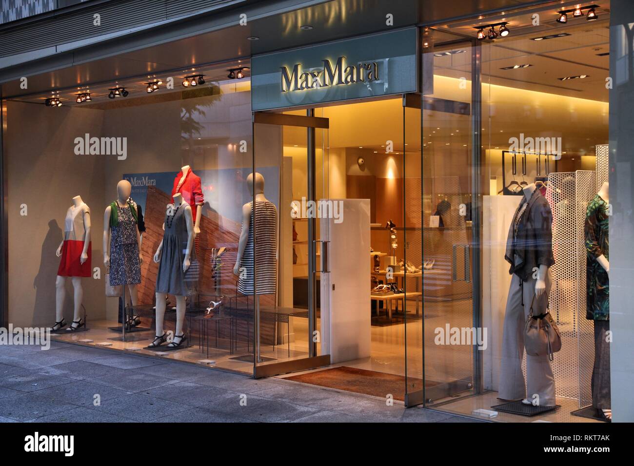 NAGOYA, GIAPPONE - 3 maggio: MaxMara fashion store il 3 maggio 2012 a Nagoya, Giappone. Gruppo Max Mara , ha 2254 memorizza e 1,2 mld di euro di fatturato (2008). Foto Stock