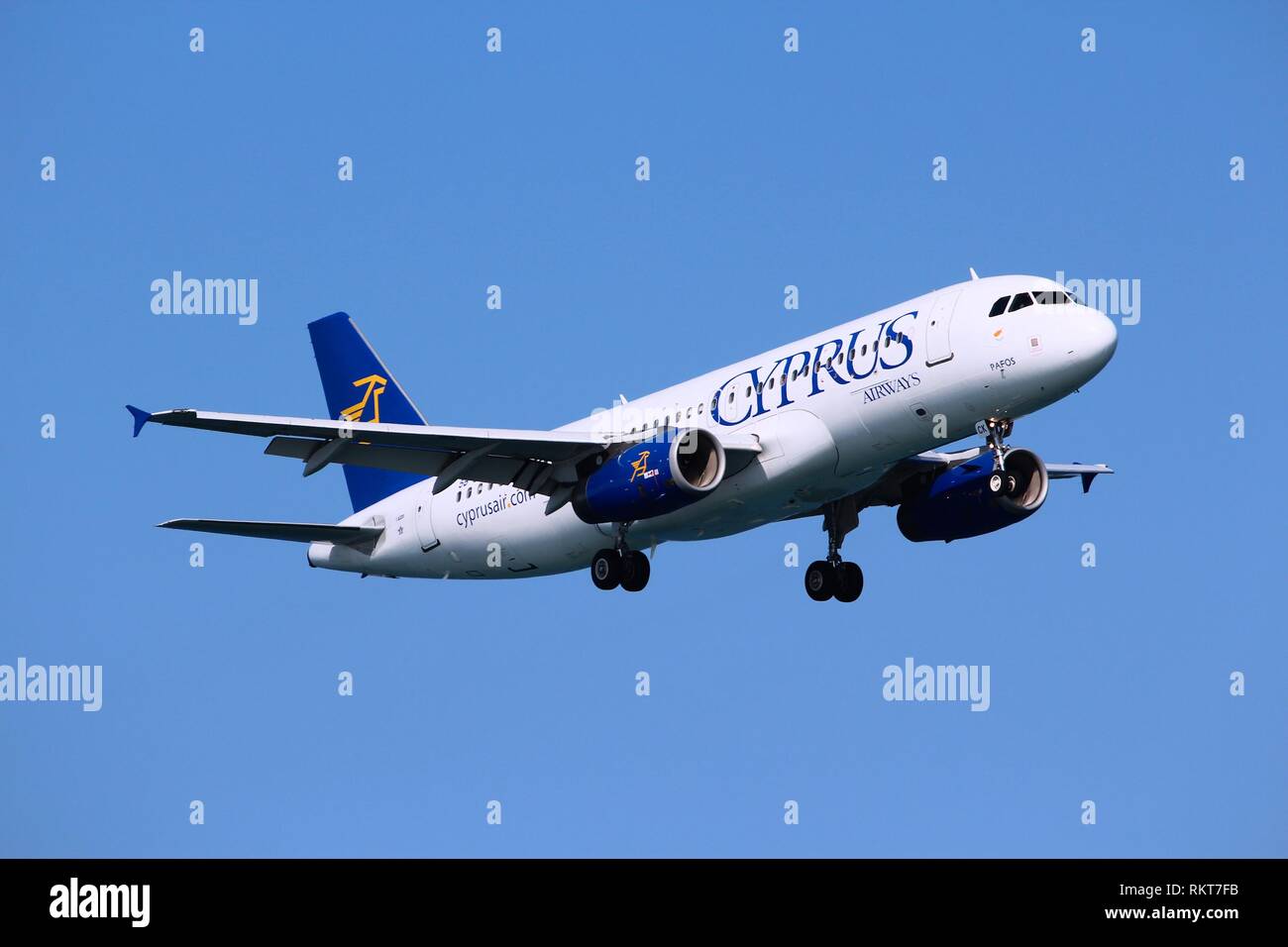 LARNACA, Cipro - 17 Maggio 2014: Cyprus Airways Airbus A320 di terre in Aeroporto Internazionale di Larnaca. Cyprus Airways ha cessato le proprie attività il 9 gennaio 2015 Foto Stock