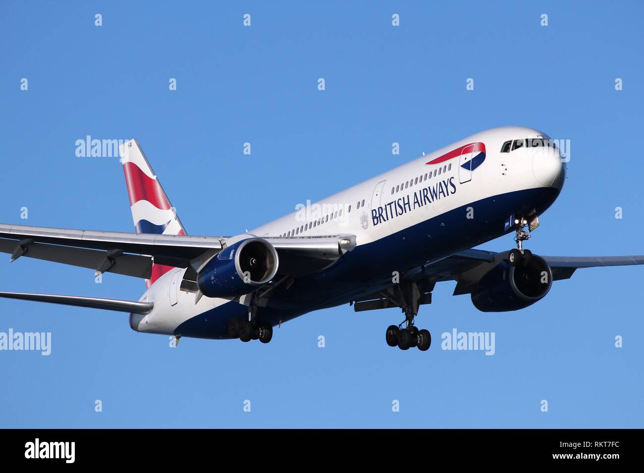 LARNACA, Cipro - 17 Maggio 2014: British Airways Boeing 767-300ER terre nell'Aeroporto Internazionale di Larnaca. British Airways è la compagnia di bandiera del Regno Unito Foto Stock