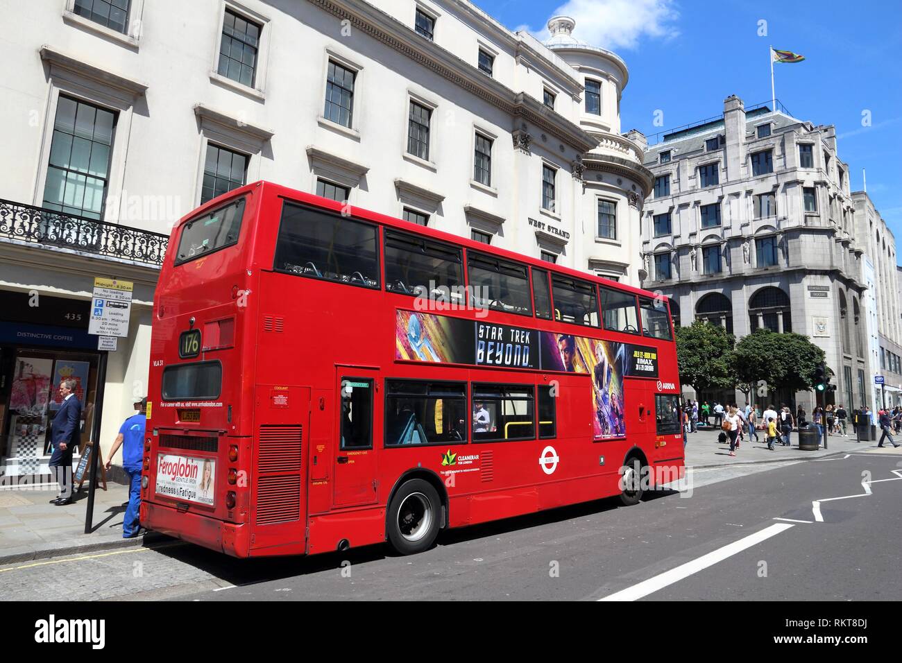 LONDON, Regno Unito - 6 Luglio 2016: la gente ride di un autobus urbano a Londra, Regno Unito. Trasporto per Londra (TFL) opera 8.000 autobus su 673 rotte. Foto Stock