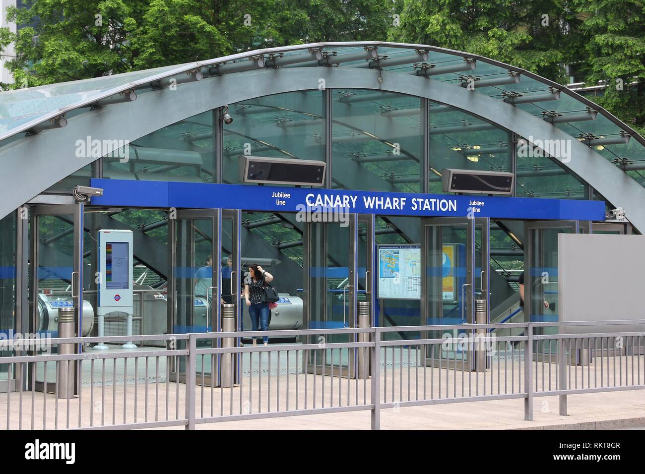 LONDON, Regno Unito - 8 Luglio 2016: persone uscire da Canary Wharf stazione della Jubilee line a Londra, Regno Unito. Canary Wharf Londra è il secondo centro finanziario. Foto Stock