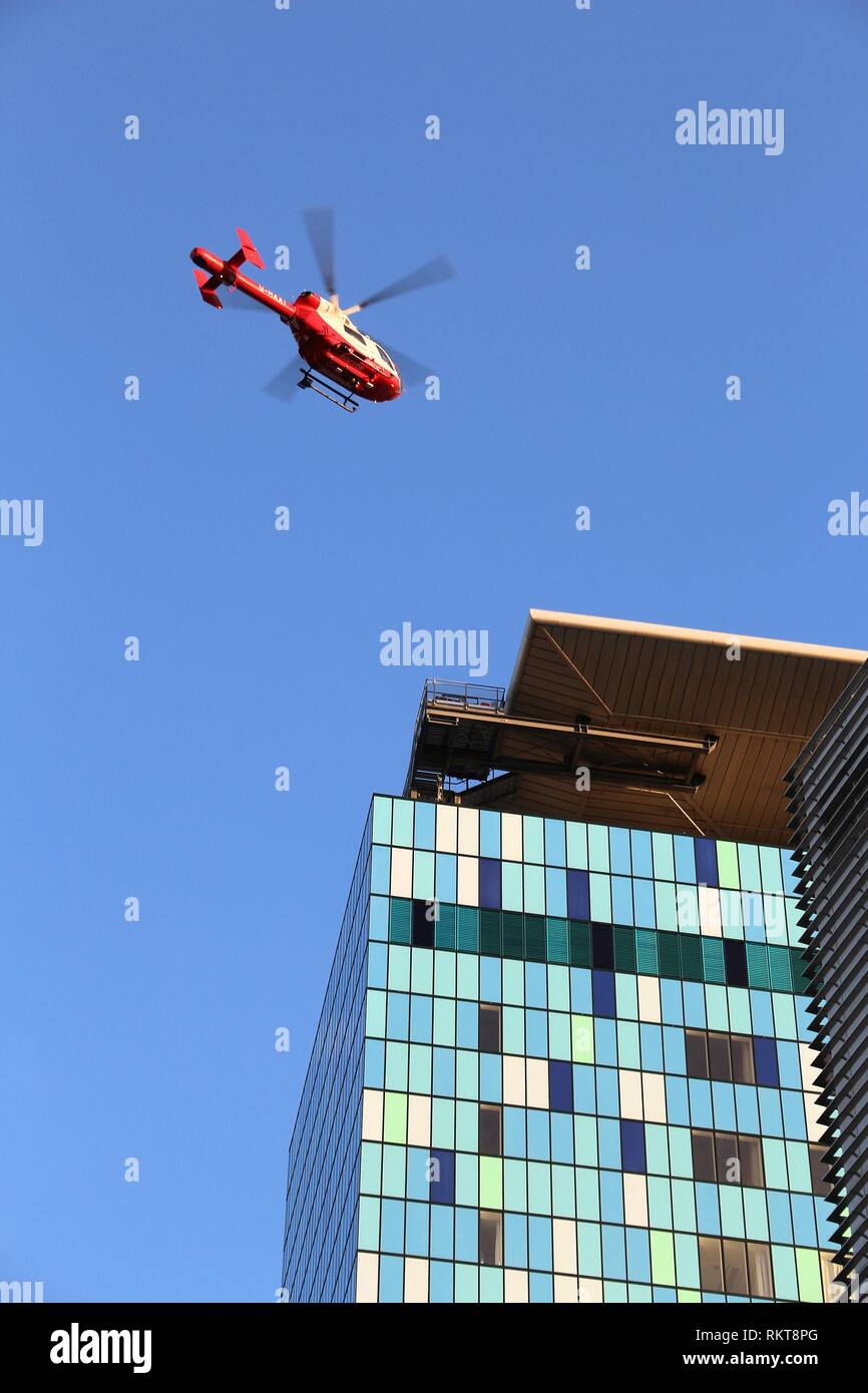 LONDON, Regno Unito - 8 Luglio 2016: elicottero atterra in cima al Royal Hospital di Londra nel Regno Unito. Psx è parte di Barts Health NHS Trust. Foto Stock