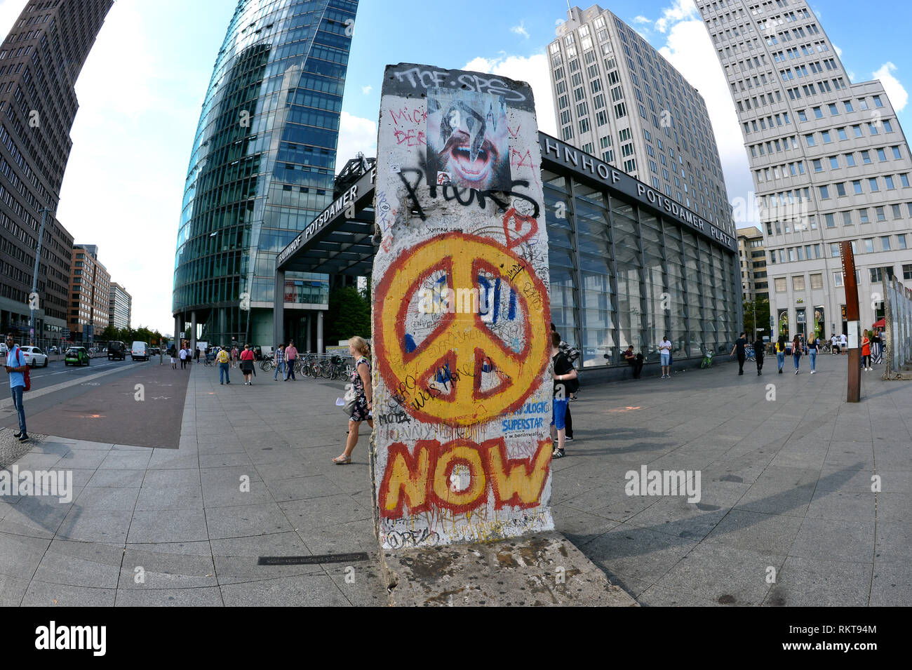 Pezzo di muro, parte del muro di Berlino, con segno di pace sulla Piazza Potsdamer, Europa, Germania, Berlino. Foto Stock