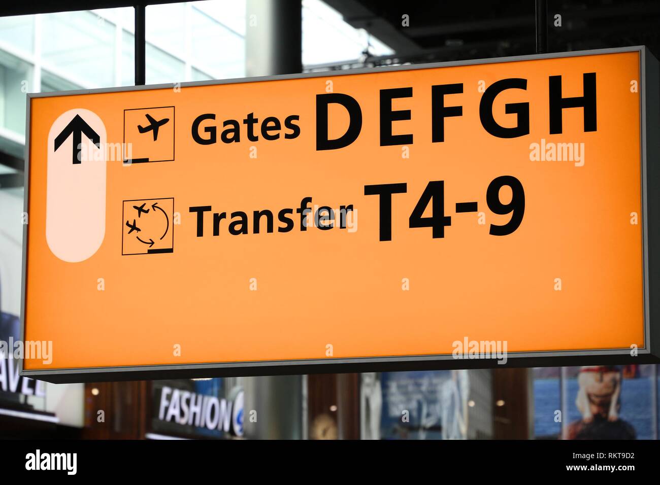 Aeroporto di generico di segnaletica in Amsterdam. Cancelli illuminato segno. Foto Stock