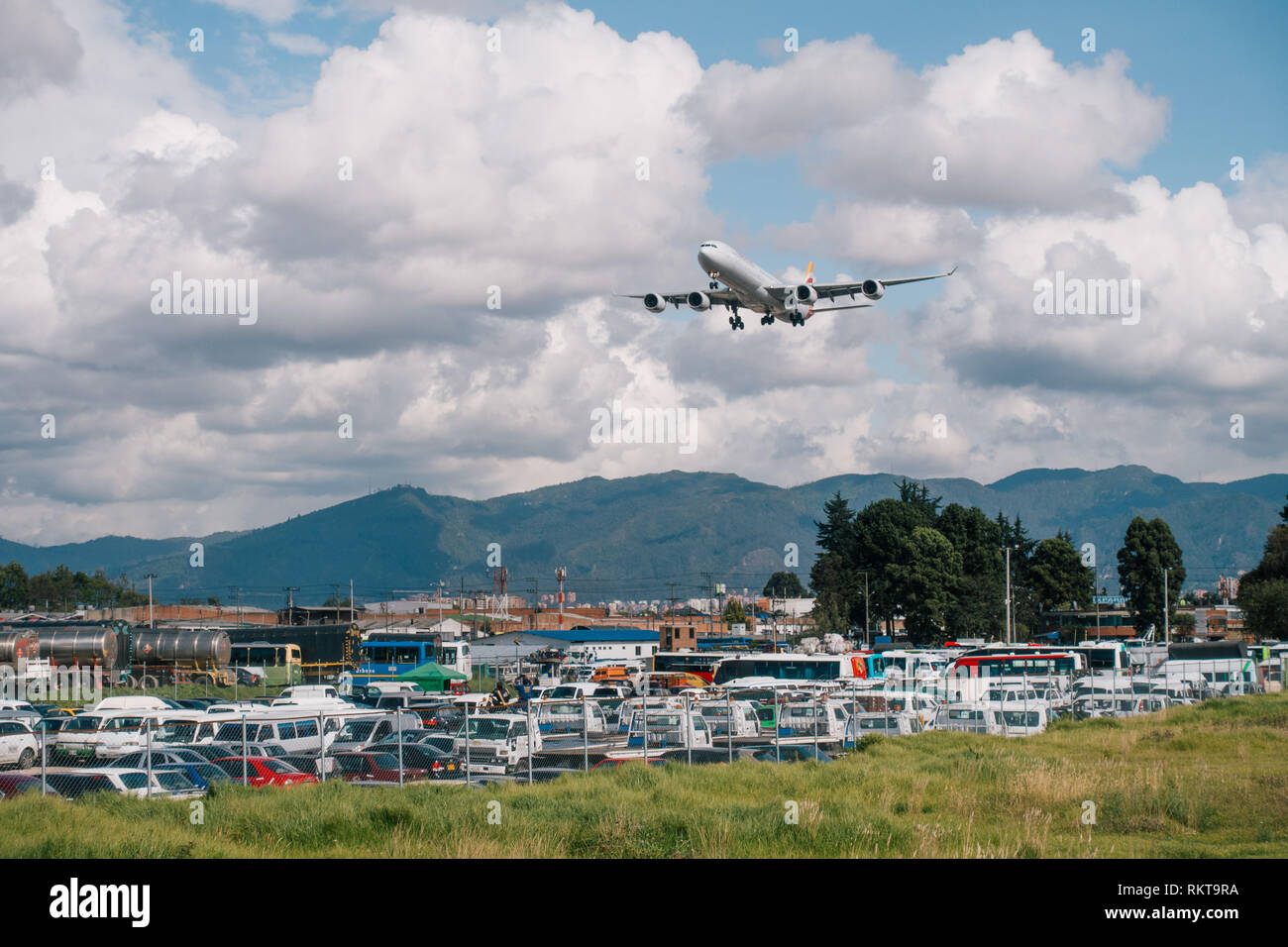 Un Iberia Airbus A340-600 da Madrid si avvicina a Bogotá El Dorado la pista 31R su un pomeriggio ventoso Foto Stock