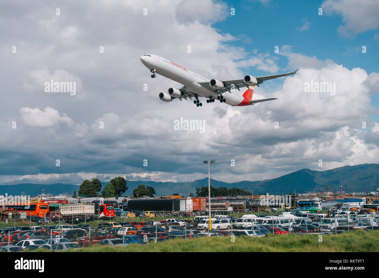 Un Iberia Airbus A340-600 da Madrid si avvicina a Bogotá El Dorado la pista 31R su un pomeriggio ventoso Foto Stock