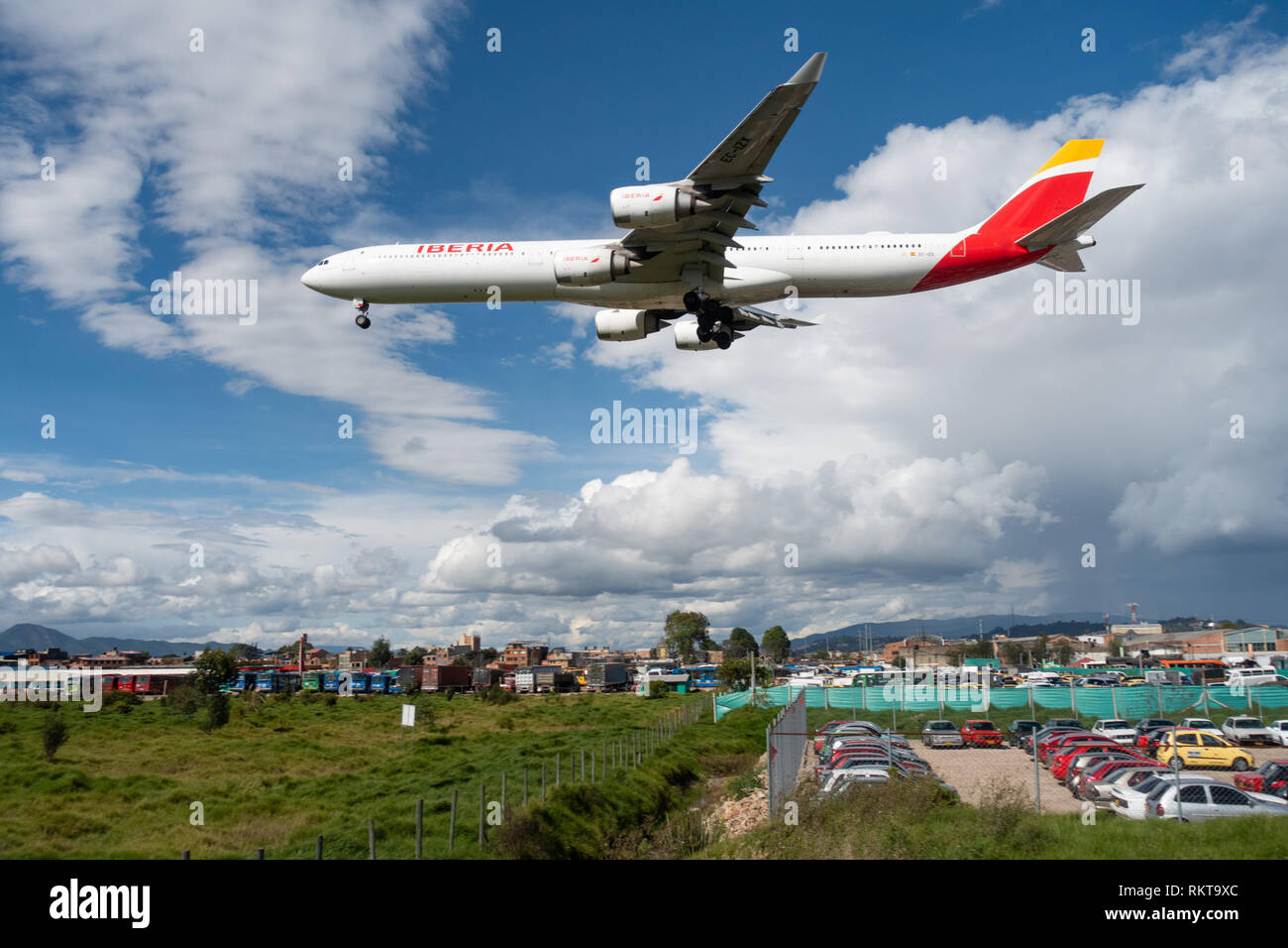 Un Iberia Airbus A340-600 da Madrid si avvicina a Bogotá El Dorado la pista 31R su un pomeriggio ventoso Foto Stock